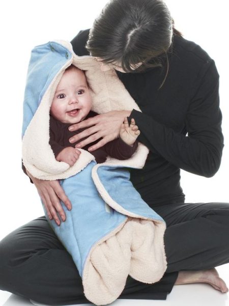 Afbeelding van Babydeken Nore - warme wrapper - suéde en bont - 85 * 85 cm - Licht blauw