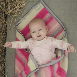 Afbeelding van Wollen babydeken gestreept roze 100x70