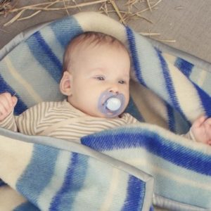 Afbeelding van Wollen babydeken gestreept blauw 100x70